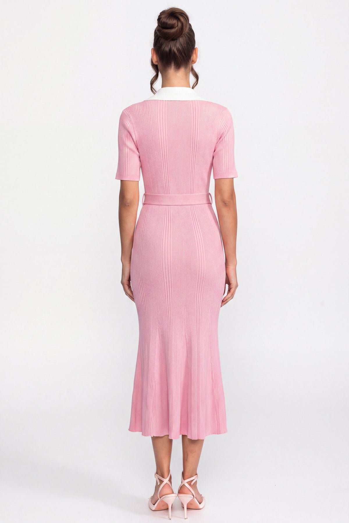 Ribbed Knit Midi Dress with White Shawl Collar and Pearl Belt – Pink – view 5