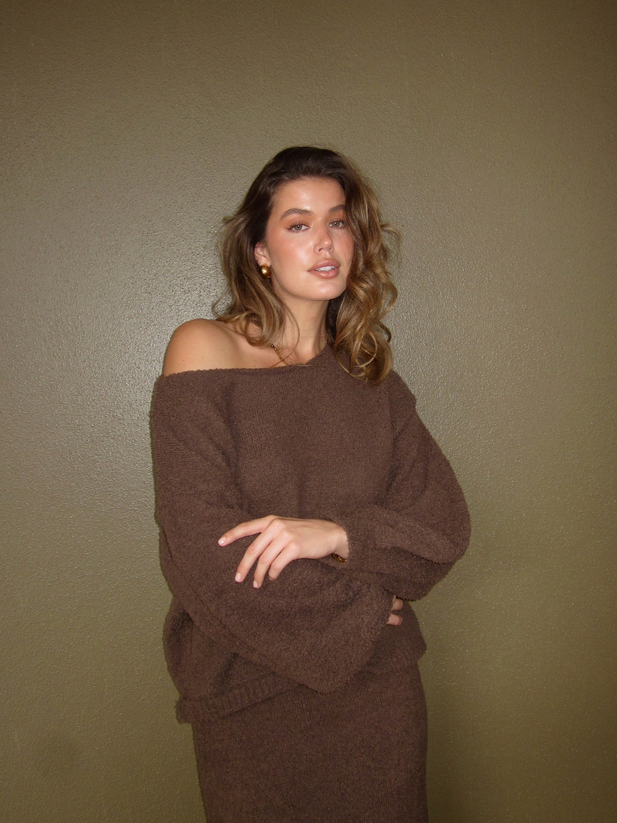 Cohen Relaxed Fit Knit Jumper with Ribbed Cuffs – Chocolate – view 3