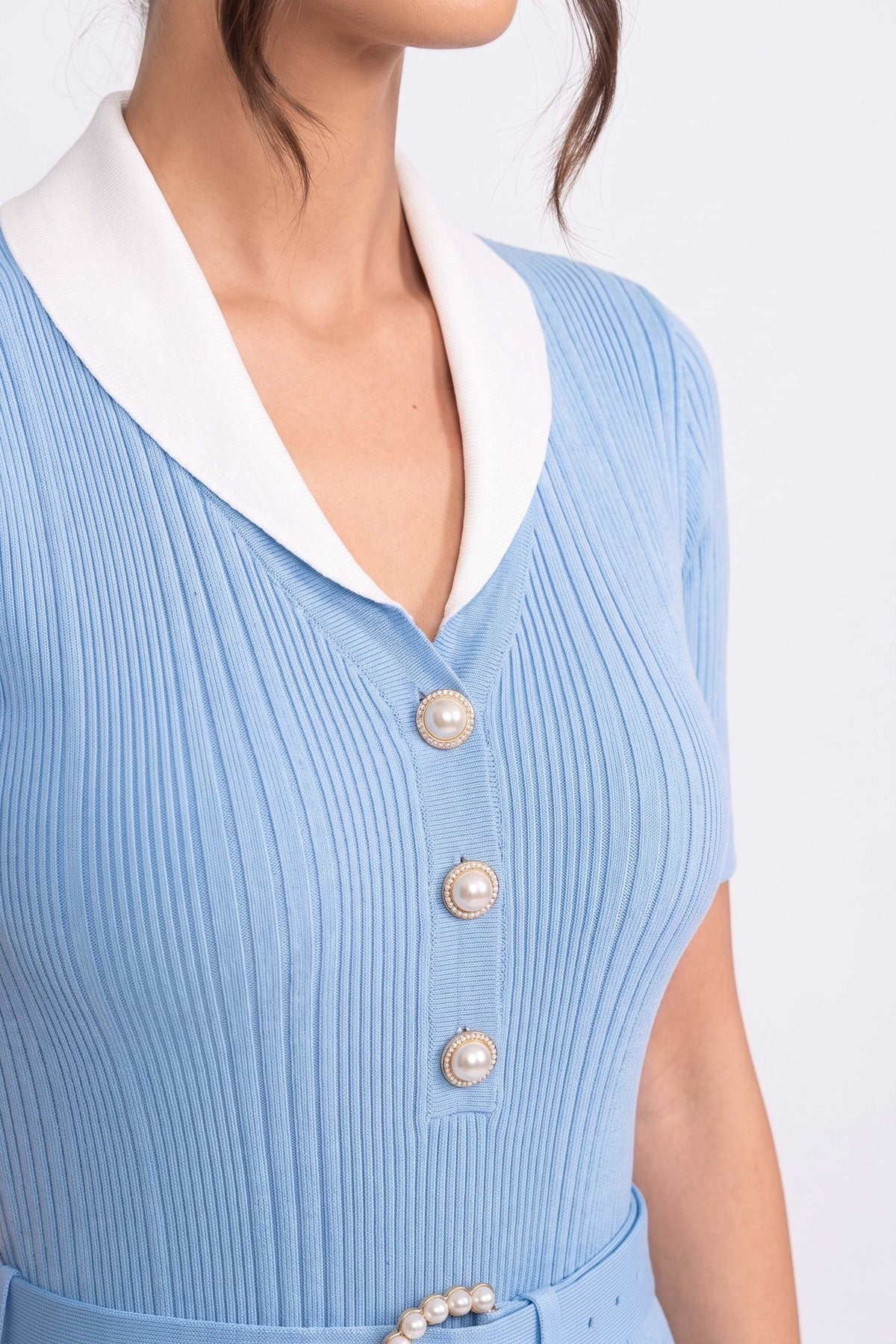 Ribbed Knit Midi Dress with White Shawl Collar and Pearl Belt – Light Blue – view 6