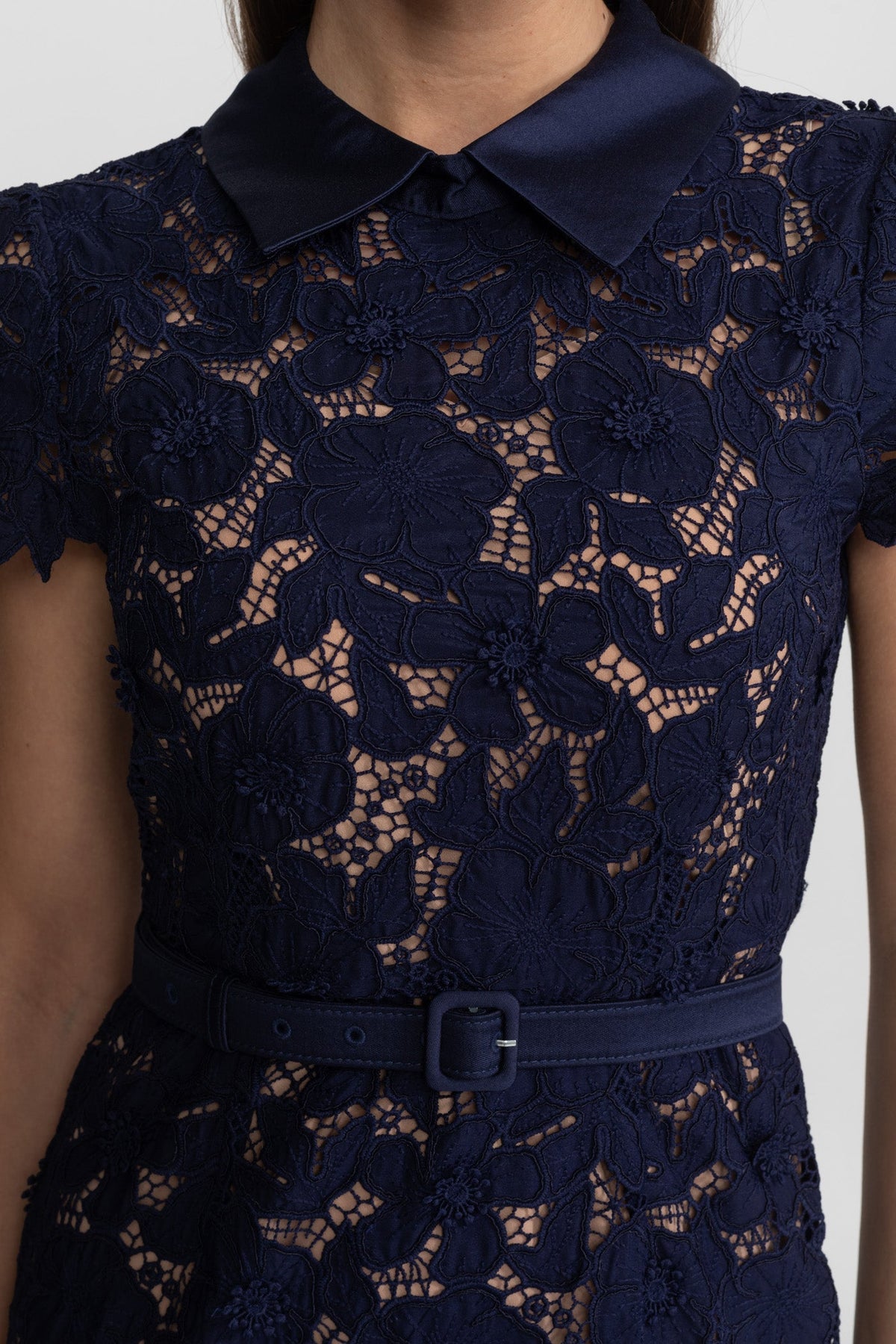 Lace Short Sleeve Midi Dress with Satin Collar and Belted Waist – Navy – view 7