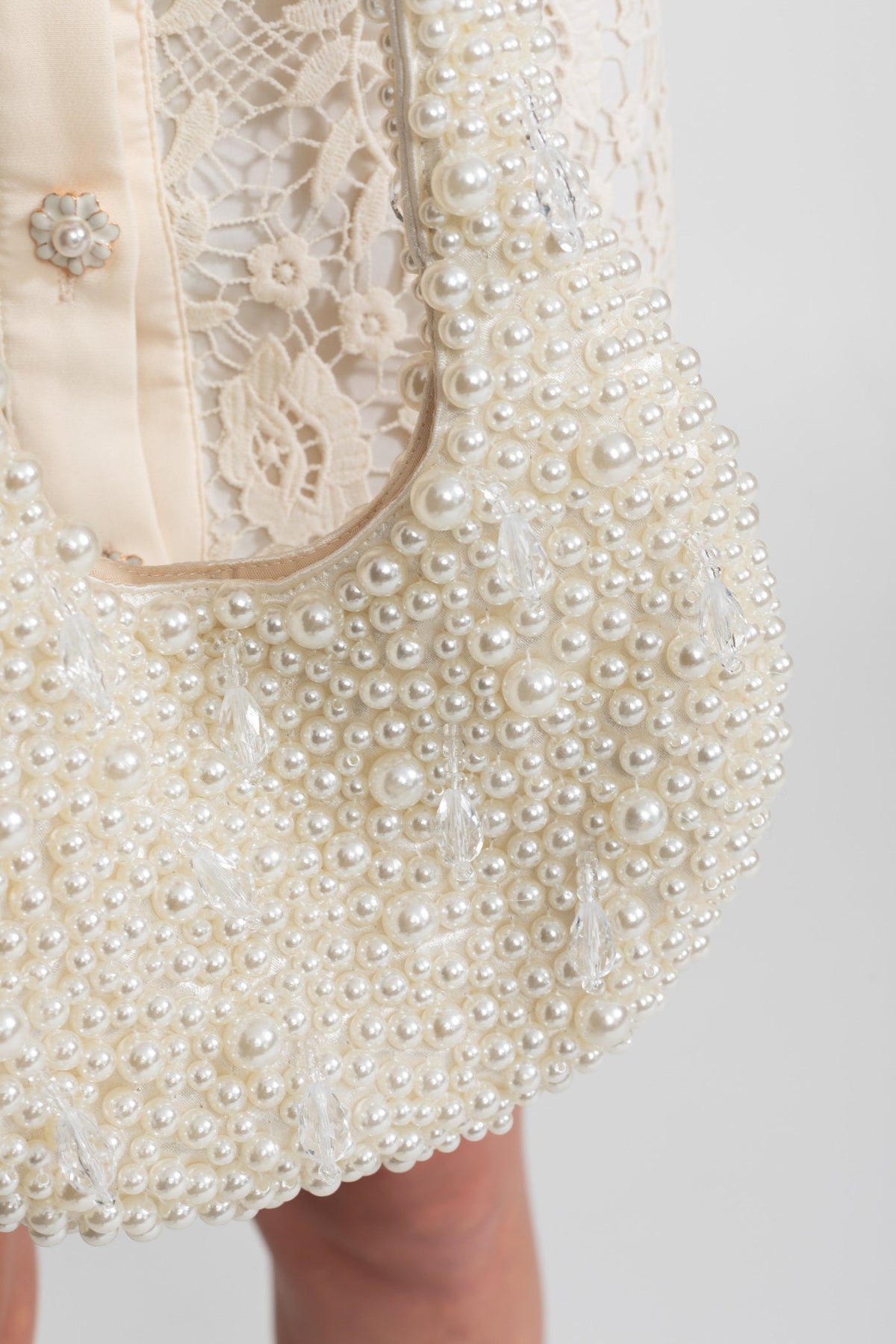 Pearl-Embellished Beaded Curved Shoulder Bag – Ivory