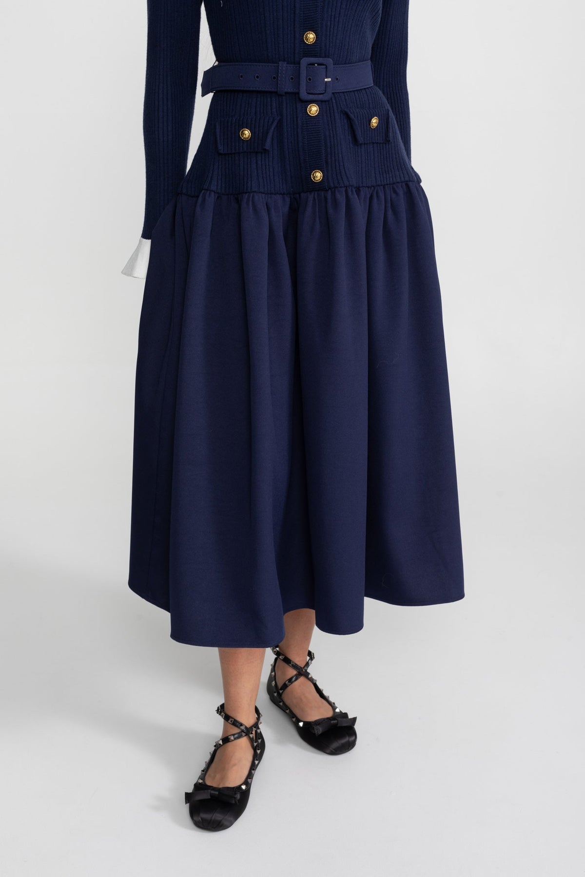 Ribbed Knit Belted Midi Dress with Gold Buttons and Pleated Skirt – Navy – view 6