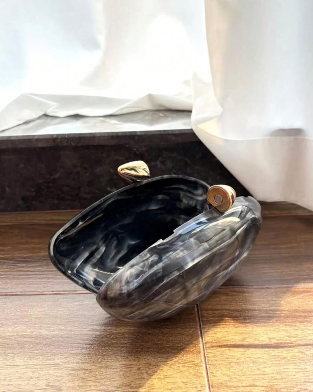Bianca Shell-Shaped Acrylic Evening Clutch with Chain – Black