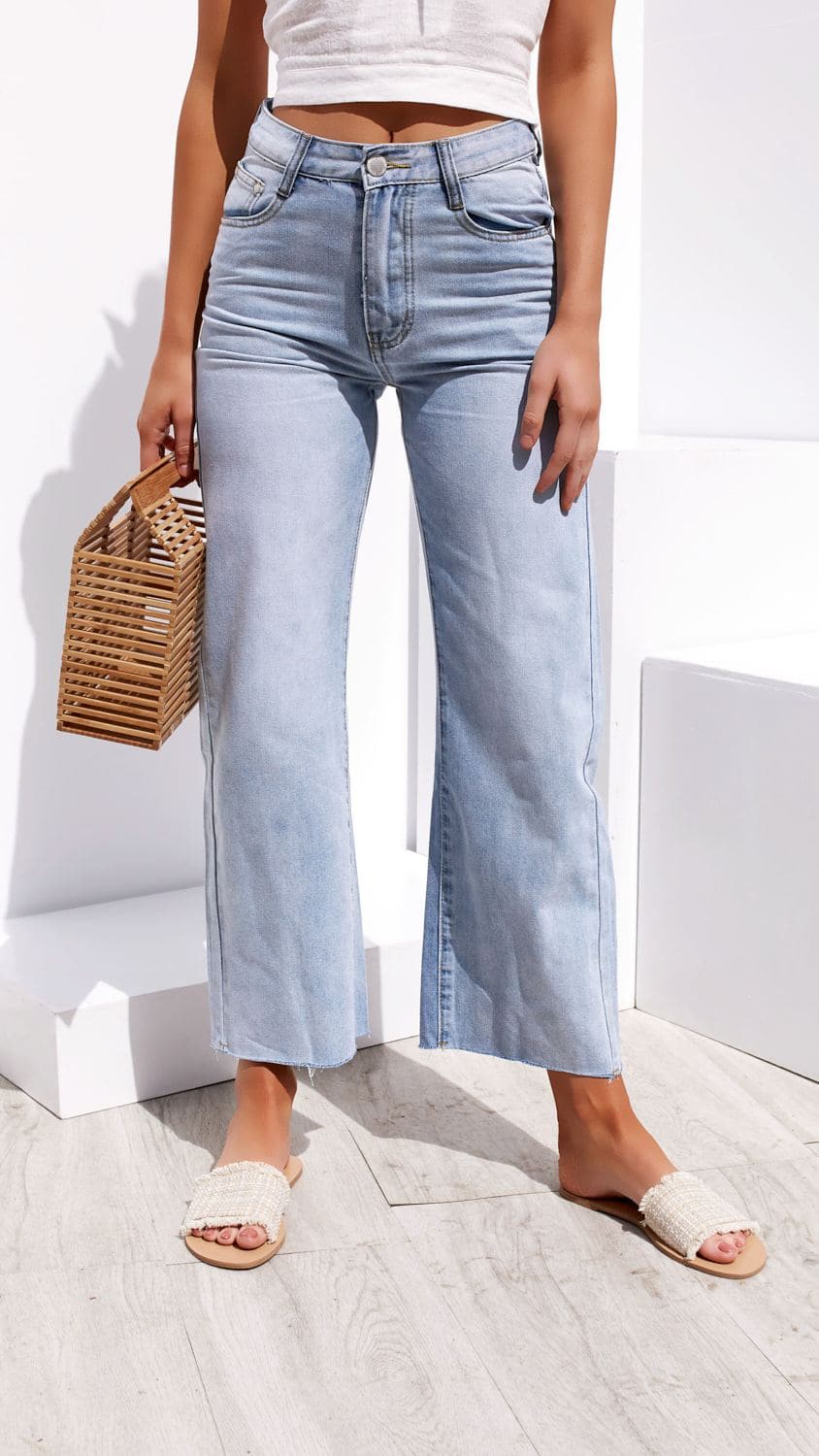 Jaykowa Mid Rise Wide Leg Jeans with Distressed Hem – Light Wash